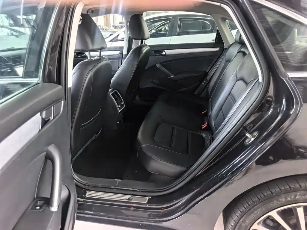 Volkswagen Passat 2015 — фото 11