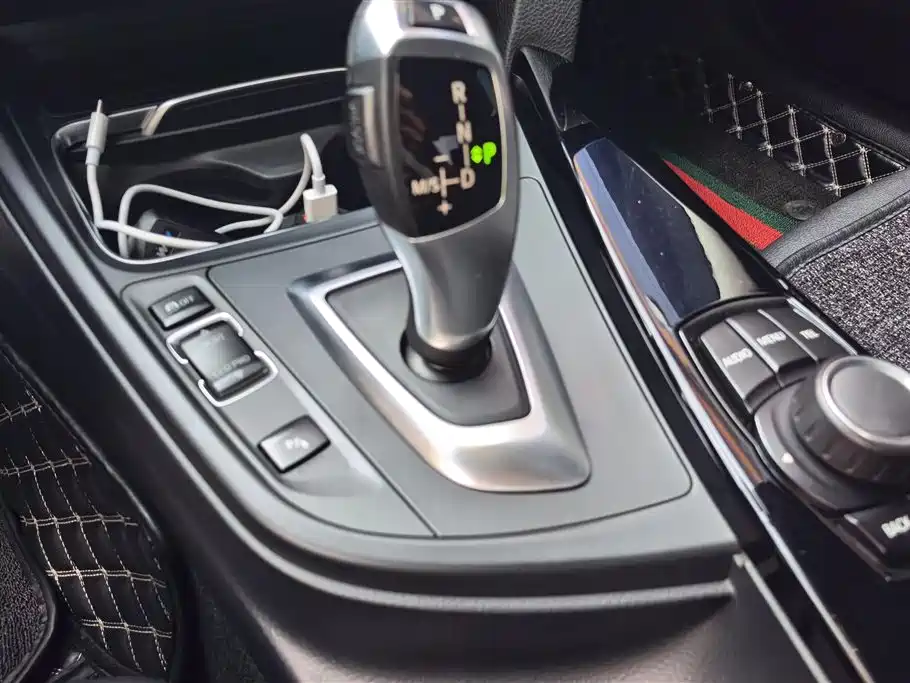 BMW 3 Series 2017 — фото 16