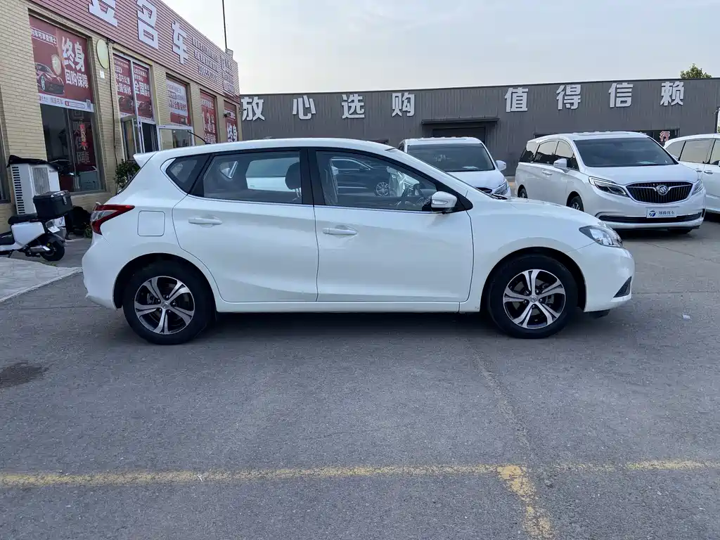 Nissan Tiida 2017 — фото 18