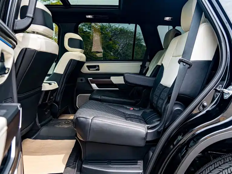 Toyota Sequoia — фото 12