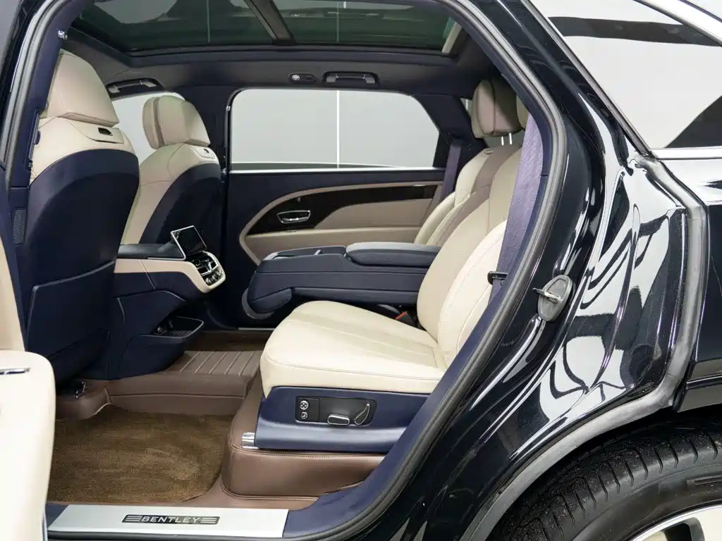 Bentley Bentayga 2024 — фото 10