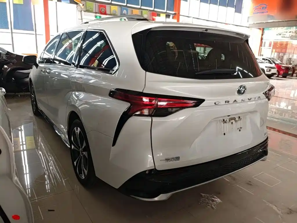 Toyota Granvia 2023
