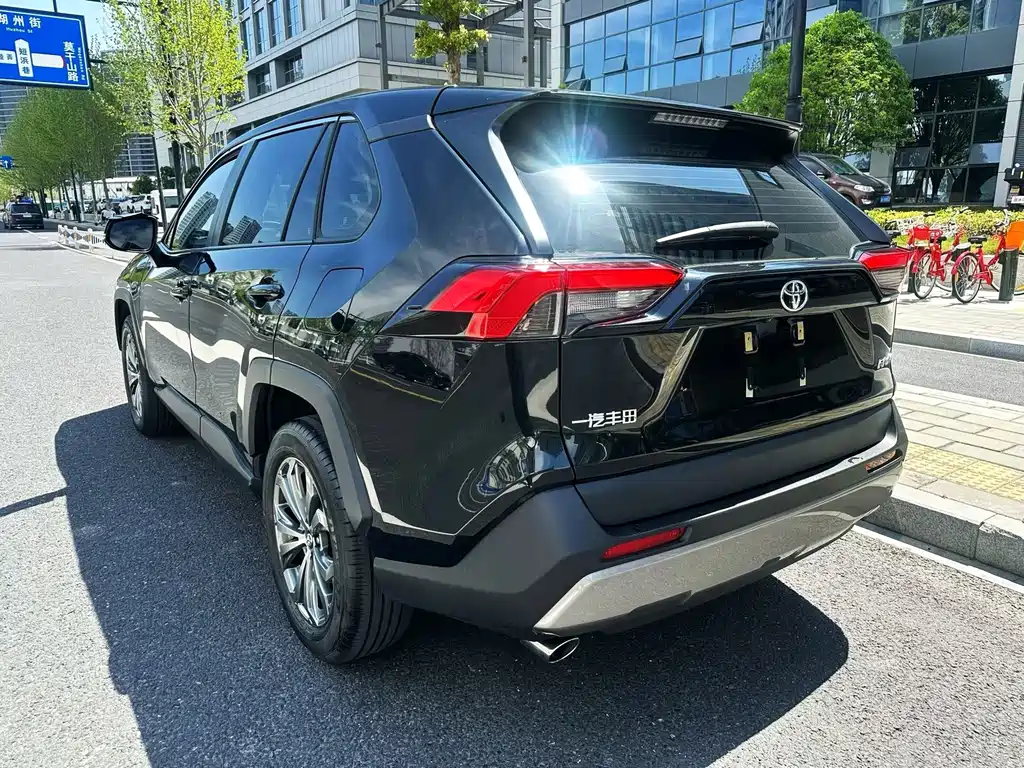 Toyota RAV4 2023 — фото 4