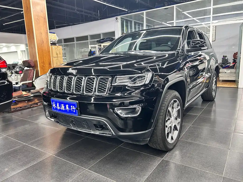 Jeep Grand Cherokee 2022 — фото 1