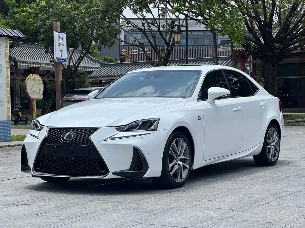 Lexus IS 2019 — фото 1