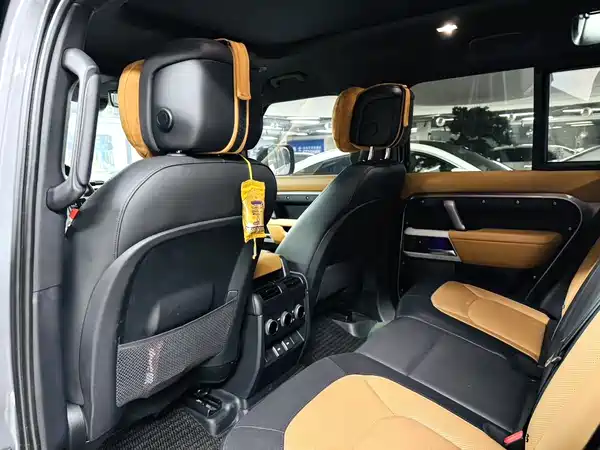 Land Rover Defender 2023