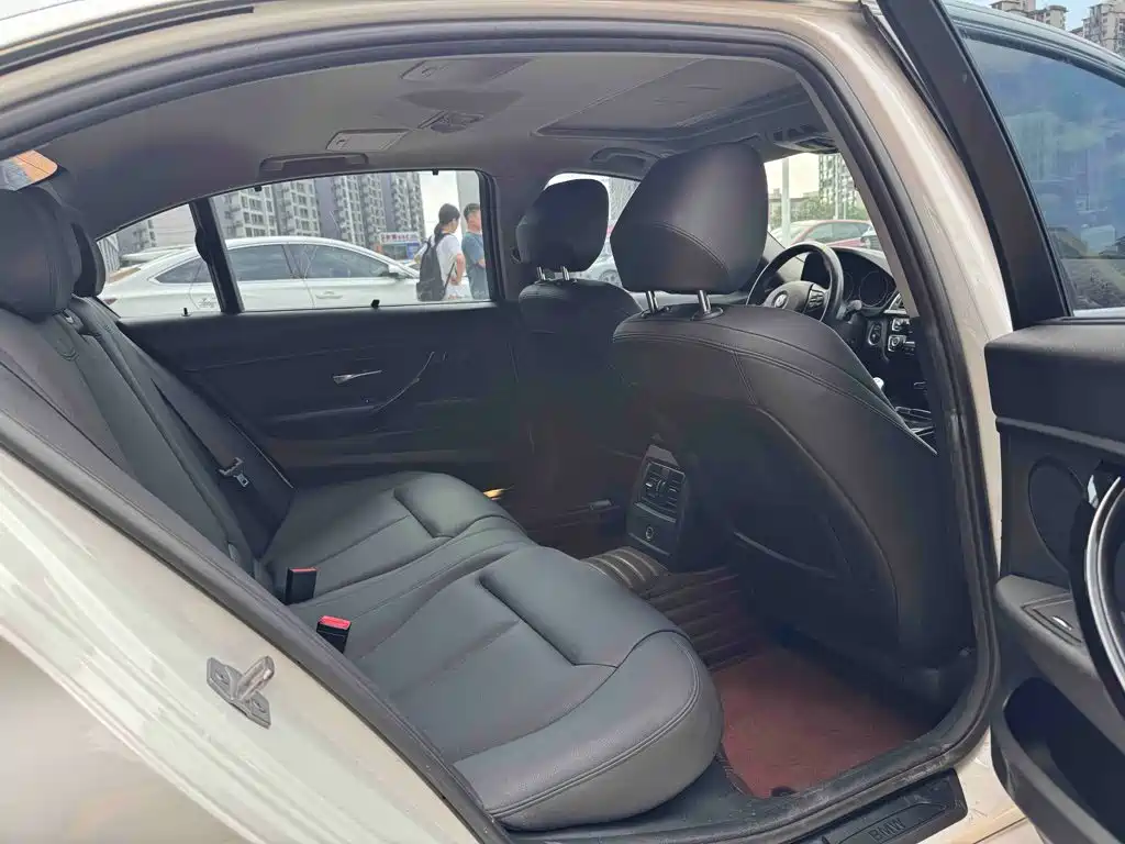 BMW 3 Series 2018 — фото 10