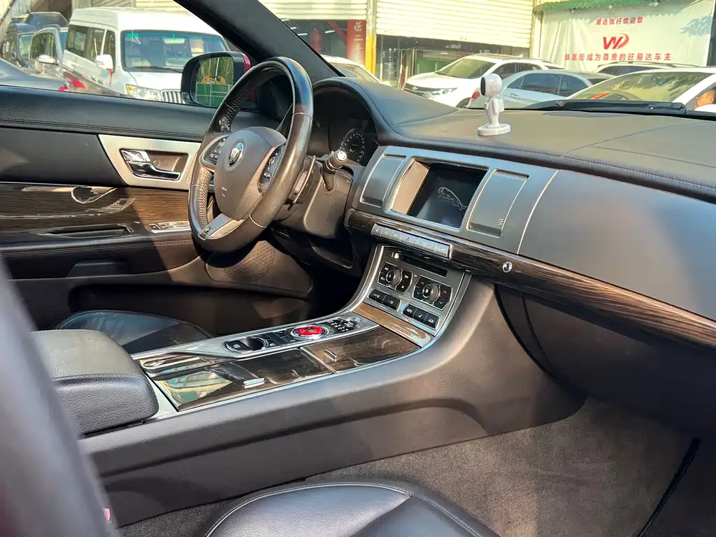 Jaguar XF 2014 — фото 16