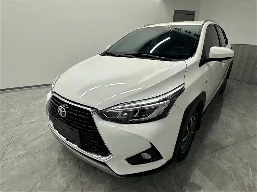 Toyota Yaris L 2022 — фото 1