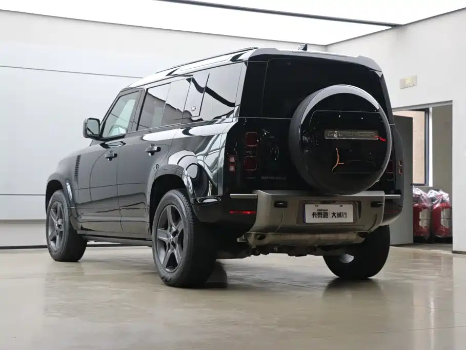 Land Rover Defender 2024 — фото 11