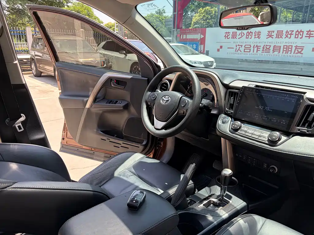 Toyota RAV4 2015 — фото 10