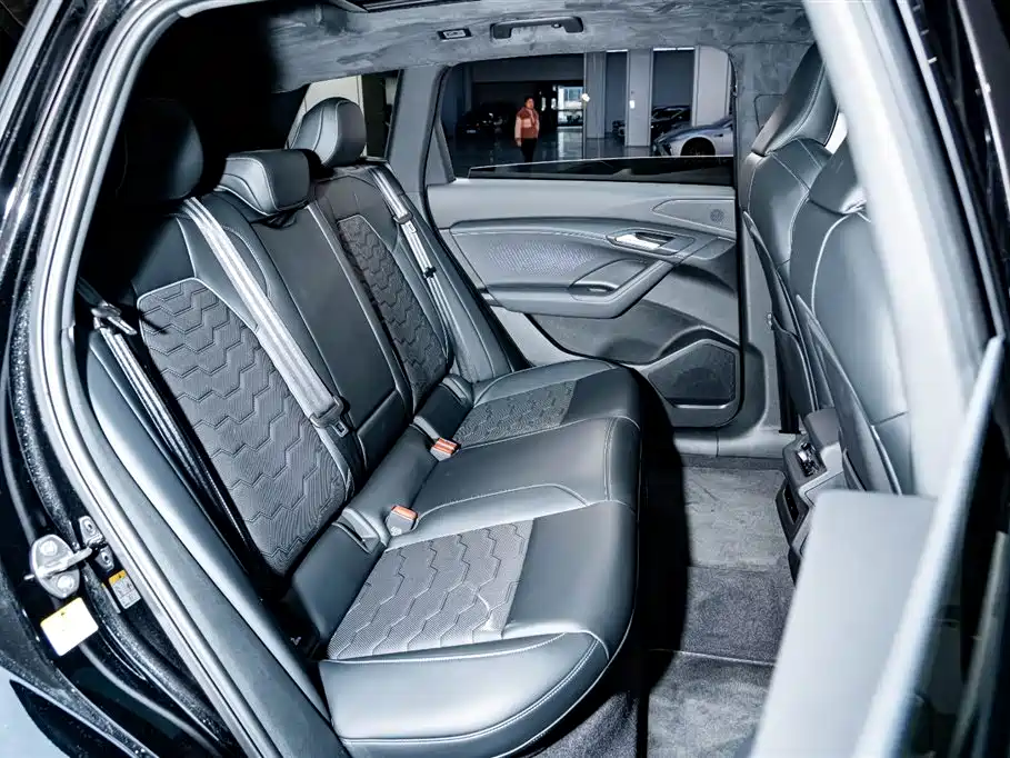 Audi Q6L e-tron 2025 — фото 25