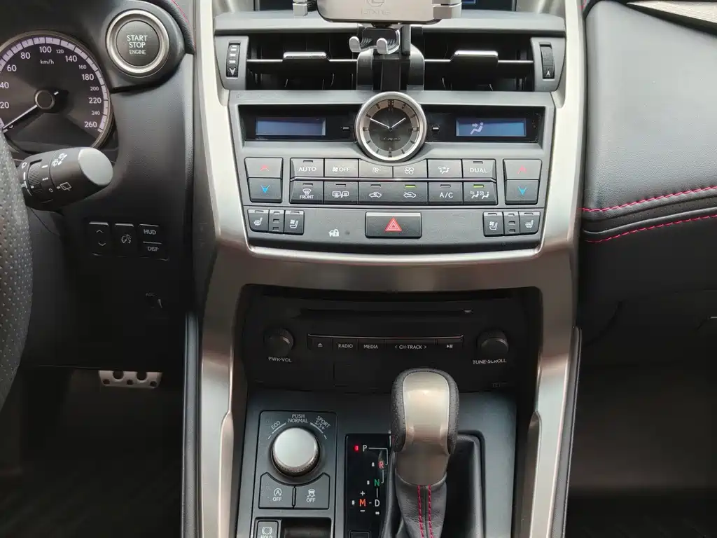 Lexus NX 2015 — фото 15