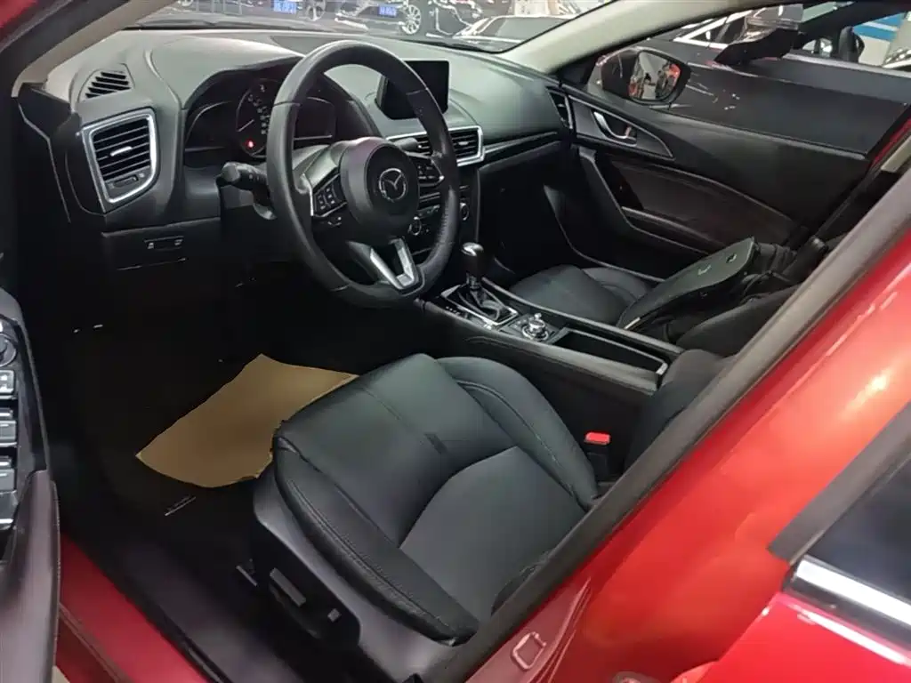 Mazda 3 Axela 2018 — фото 15
