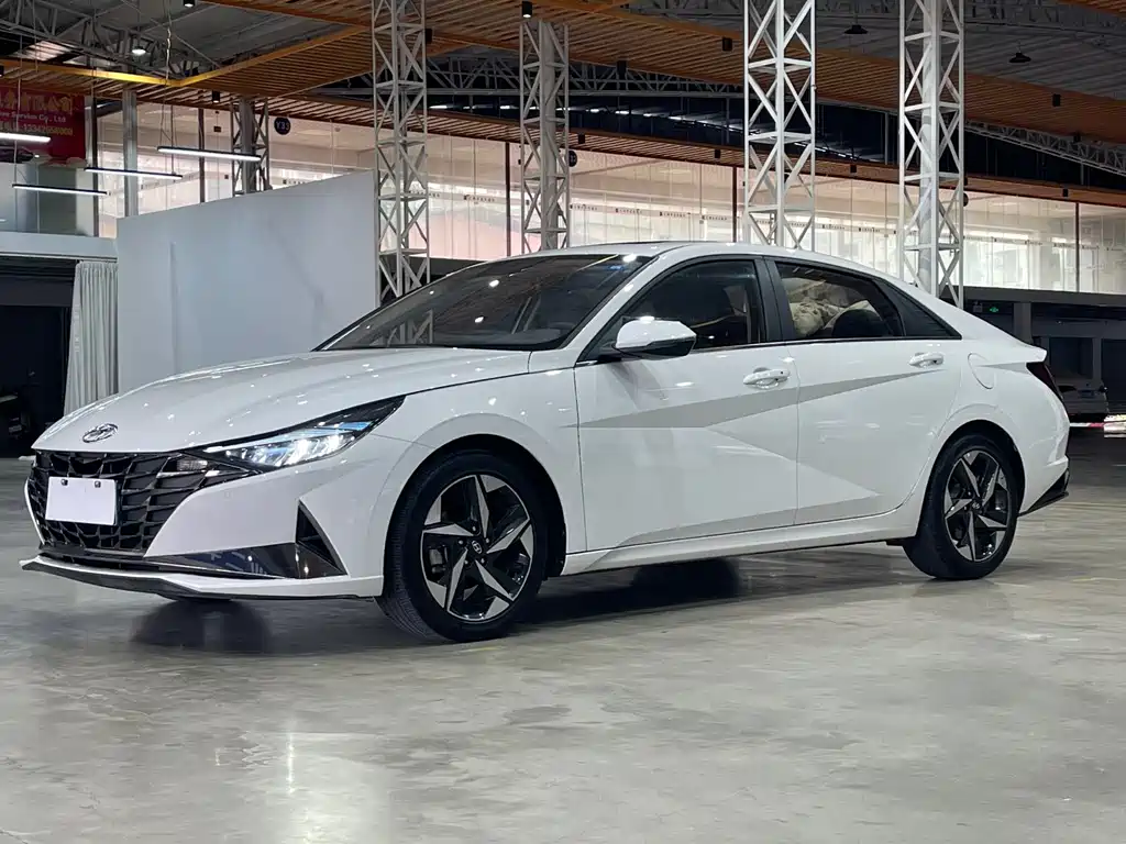 Hyundai Elantra 2023 — фото 1