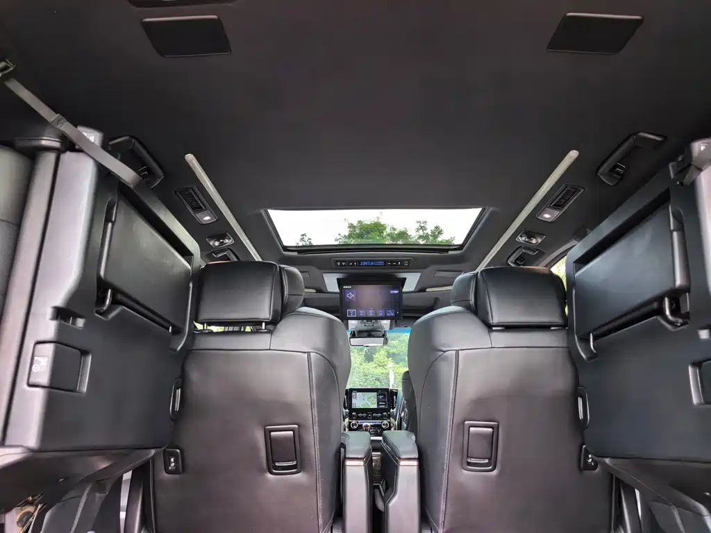 Toyota Alphard 2023 — фото 22
