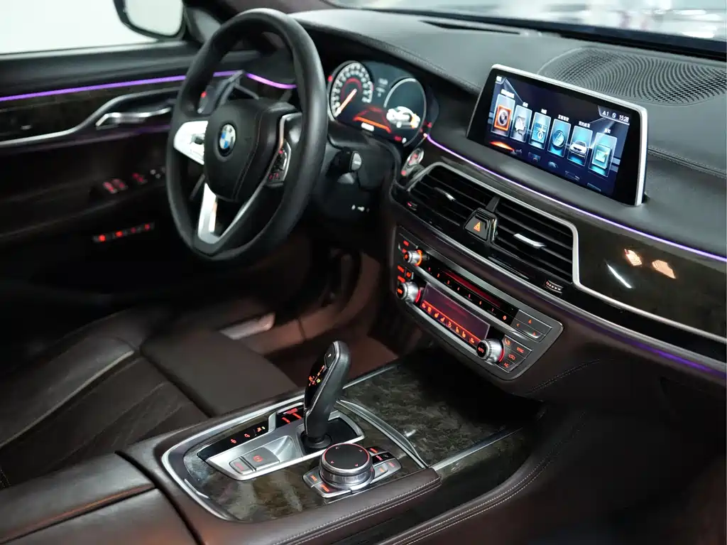 BMW 7 Series 2018 — фото 19
