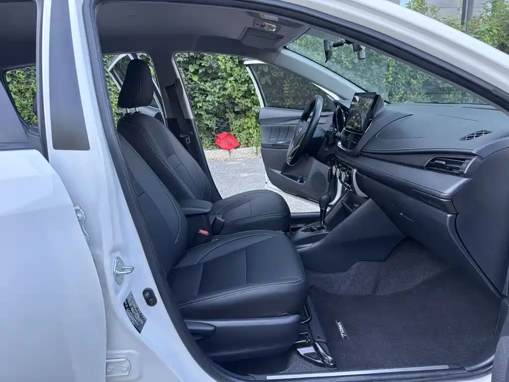 Toyota Yaris L 2023 — фото 13