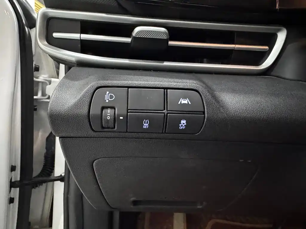 Hyundai Elantra 2023 — фото 11