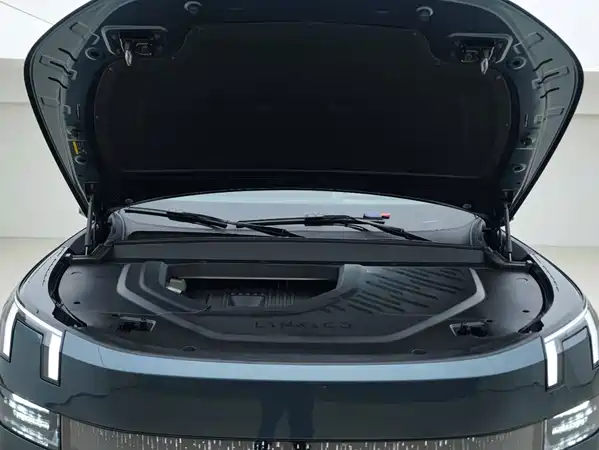 Lynk & Co 900 2025