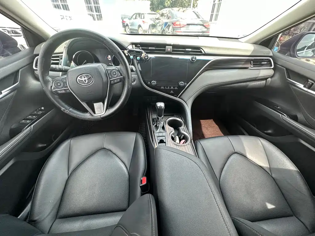 Toyota Camry 2019 — фото 9
