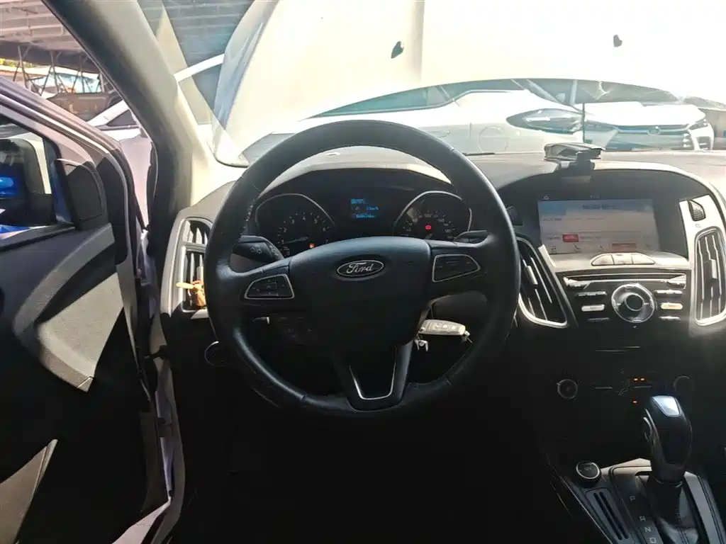 Ford Focus 2019 — фото 11