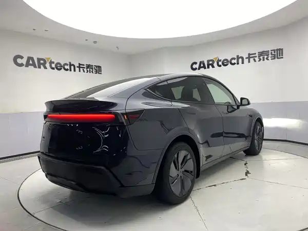 Tesla Model Y 2025