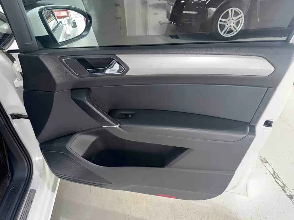 Volkswagen Touran 2018 — фото 24