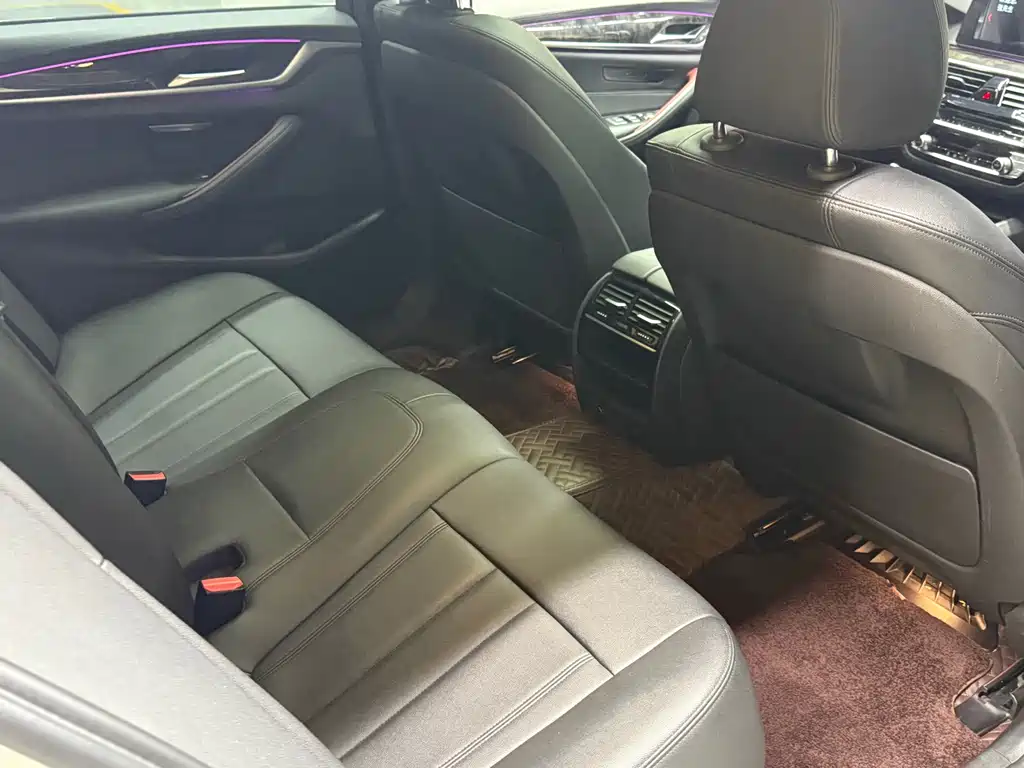 BMW 5 Series 2018 — фото 13