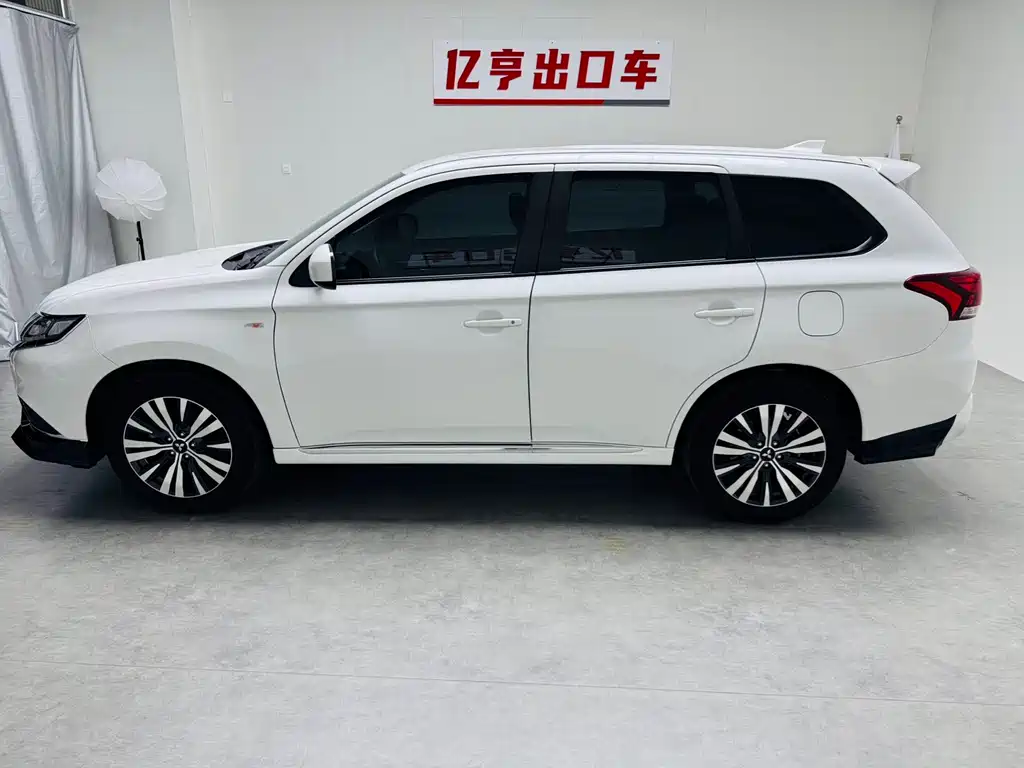 Mitsubishi Outlander 2021 — фото 4