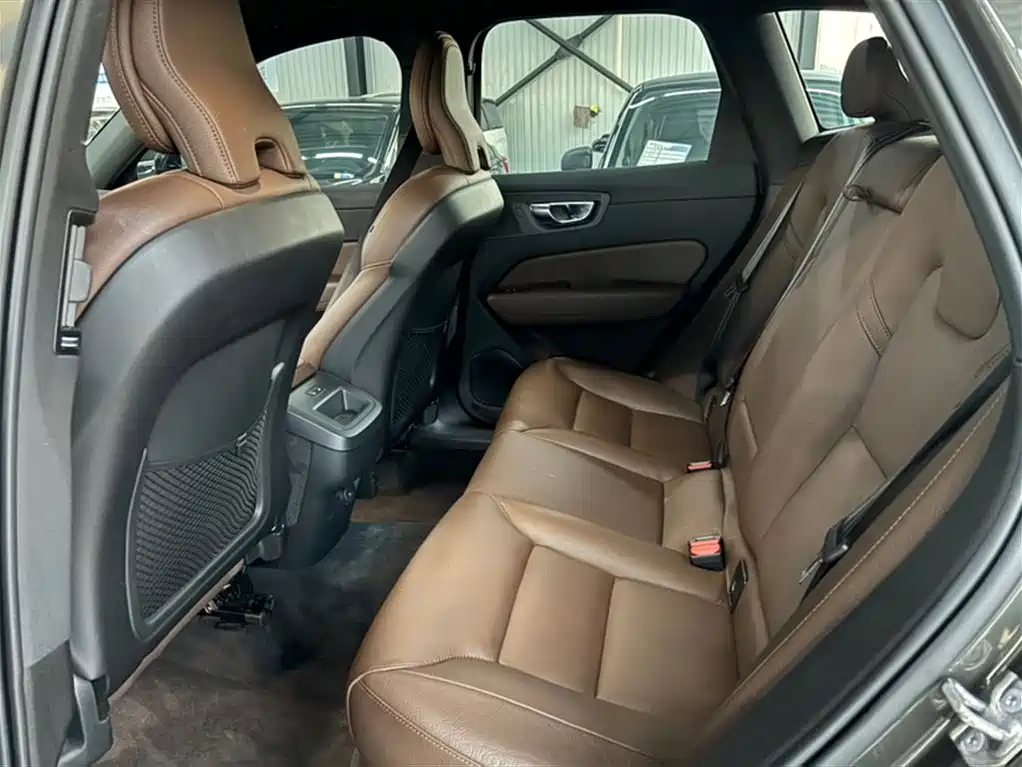 Volvo XC60 2022 — фото 10