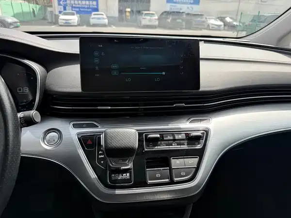 Roewe iMAX8 2023