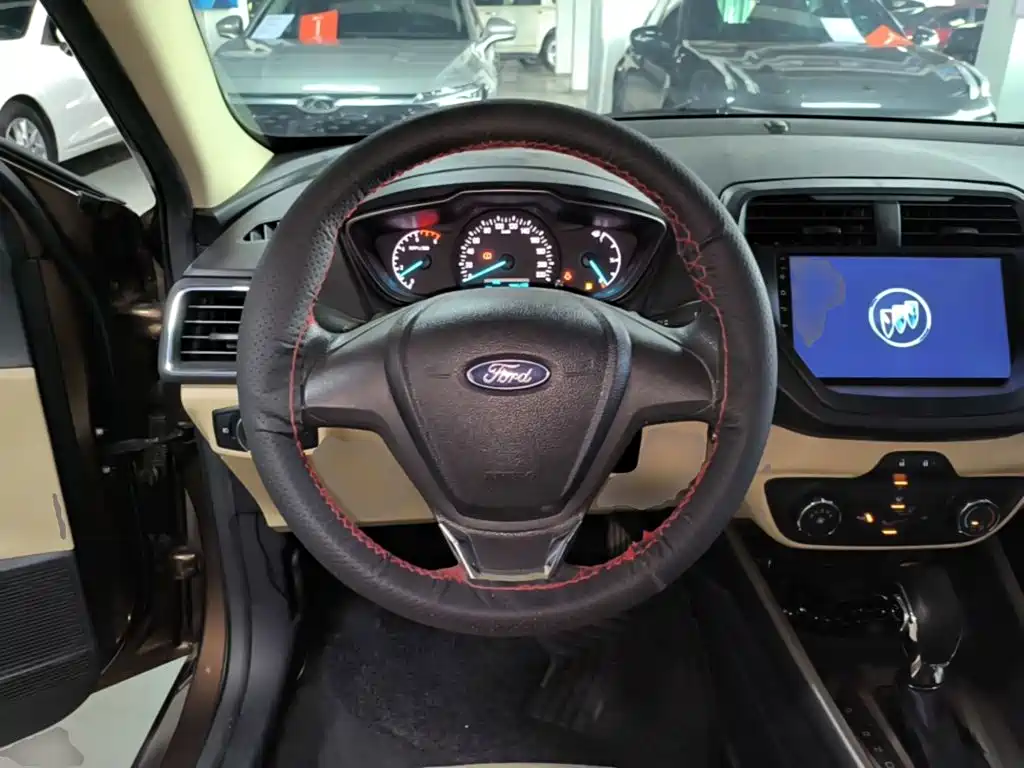 Ford Escort 2016 — фото 11