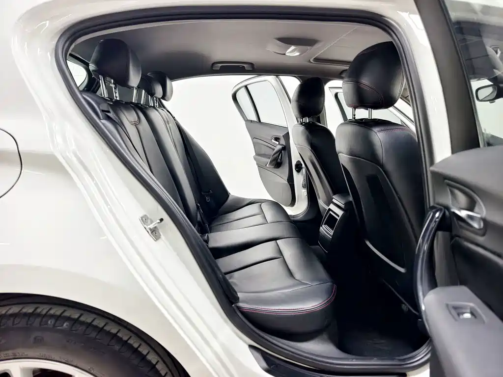 BMW 1 Series 2012 — фото 16