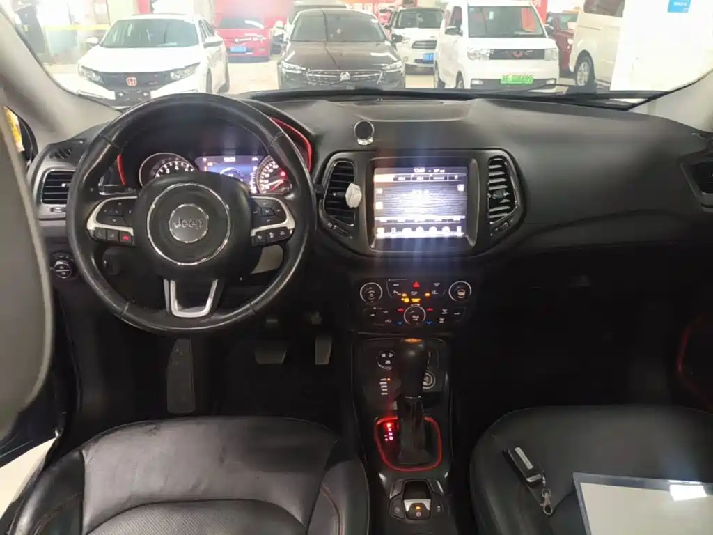 Jeep Compass 2018 — фото 10