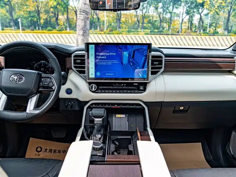 Toyota Sequoia — фото 10