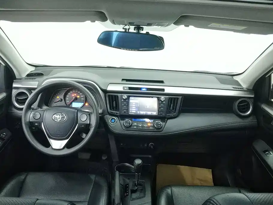 Toyota RAV4 2018 — фото 12