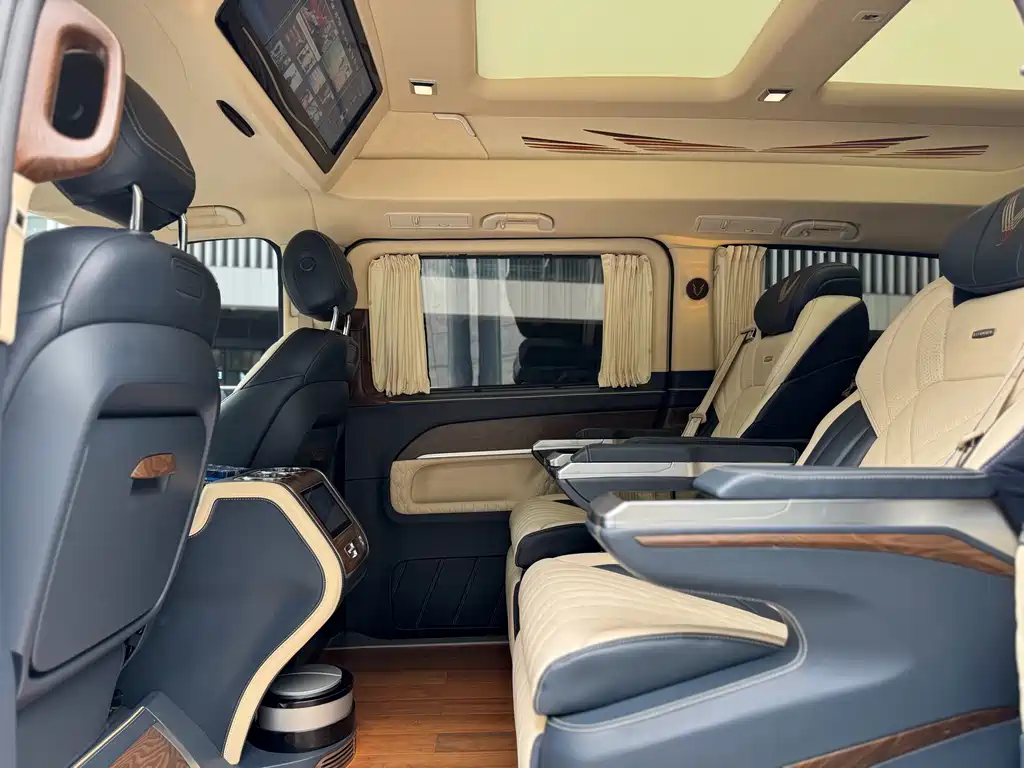 Mercedes-Benz V-Class 2023 — фото 9