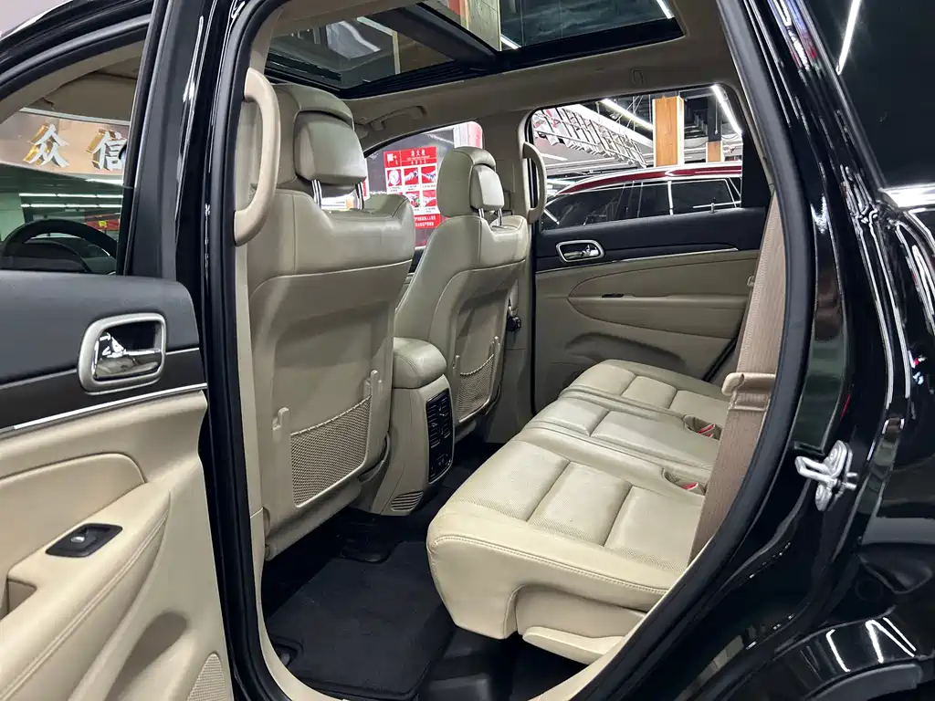 Jeep Grand Cherokee 2018 — фото 12
