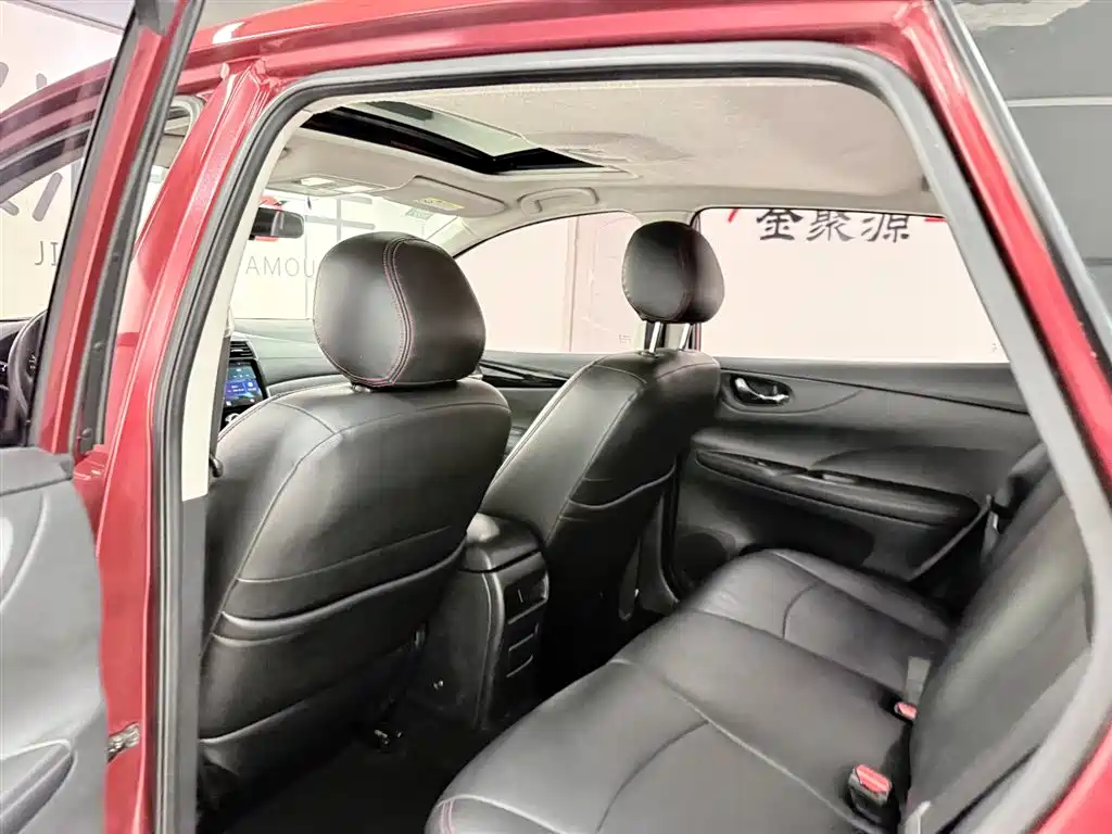 Nissan Tiida 2018 — фото 11
