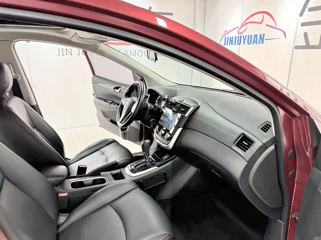 Nissan Tiida 2018 — фото 17