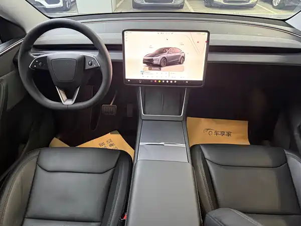 Tesla Model Y 2025