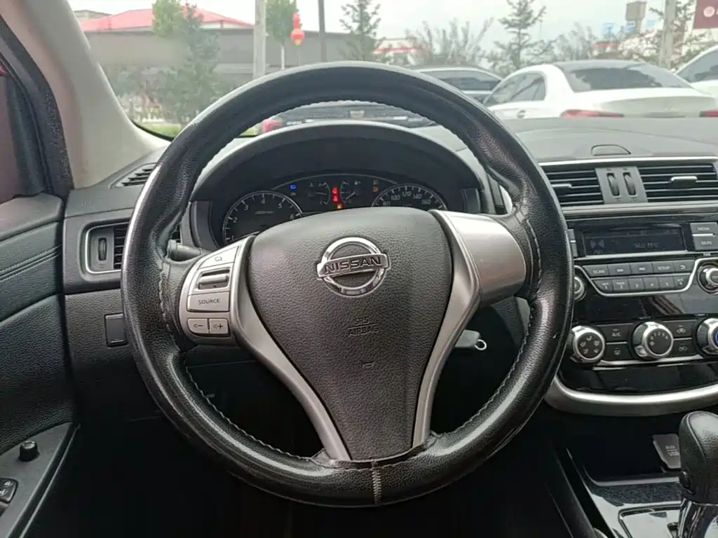 Nissan Tiida 2017 — фото 11