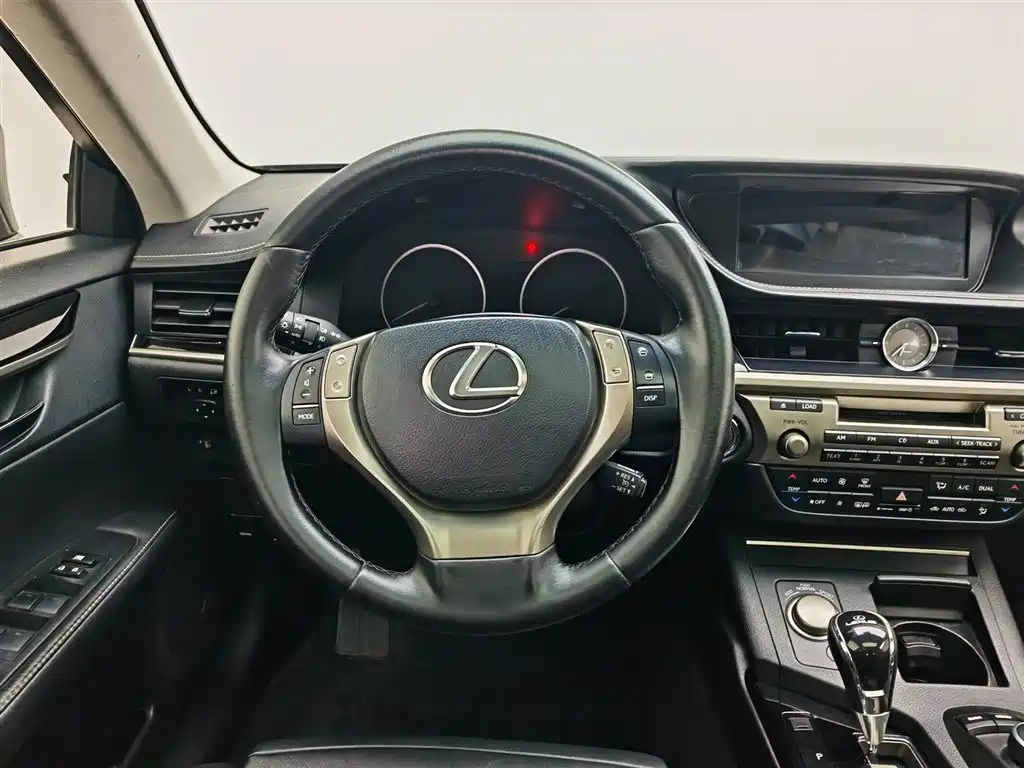 Lexus ES 2014 — фото 11