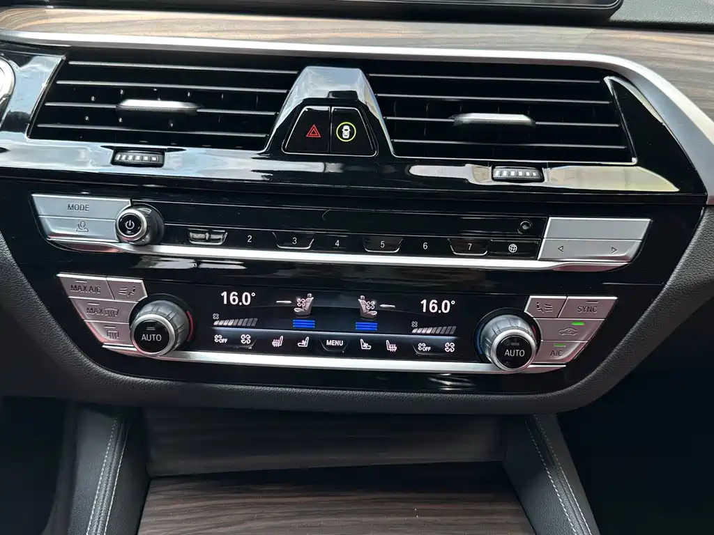 BMW 5 Series 2022 — фото 17