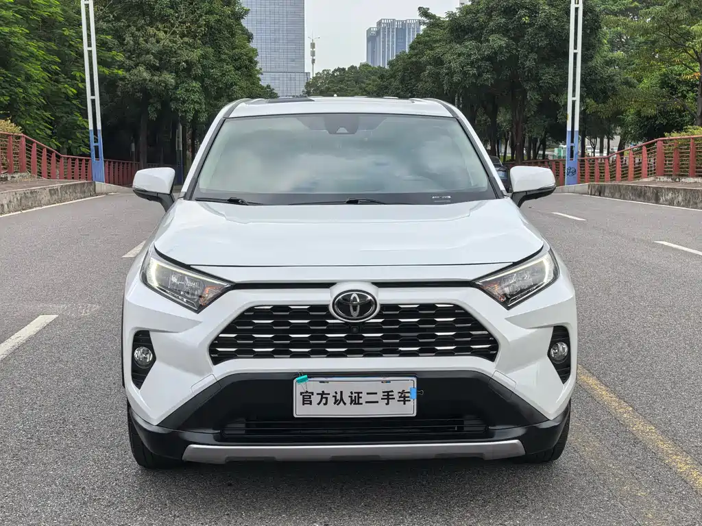 Toyota RAV4 2021 — фото 2