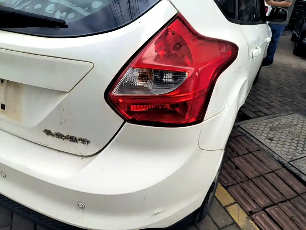 Ford Focus 2015 — фото 8