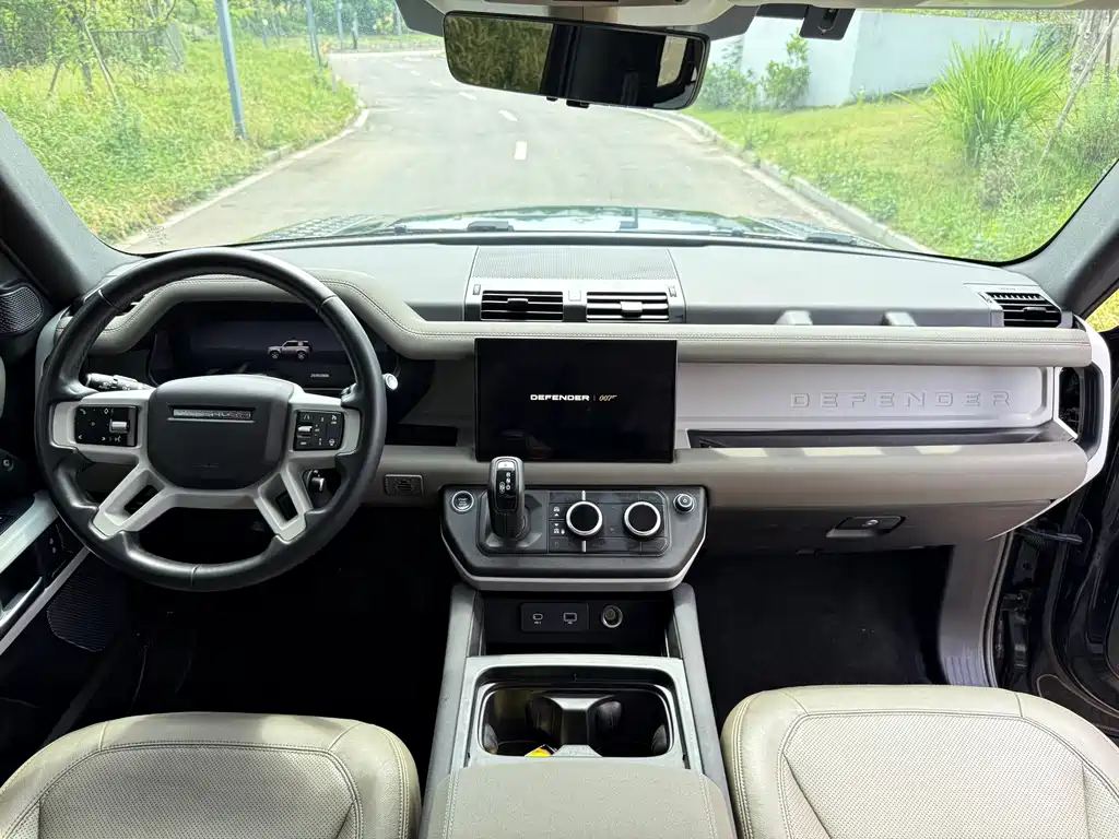 Land Rover Defender 2024