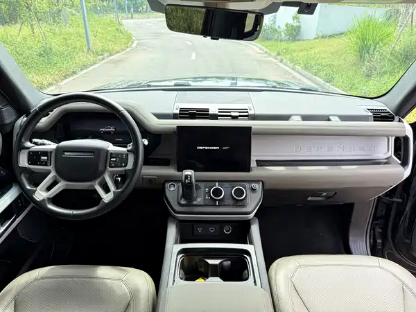 Land Rover Defender 2023