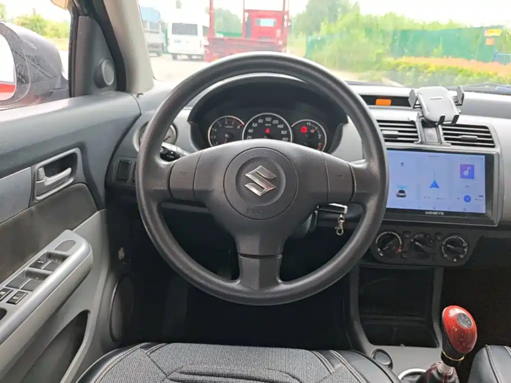 Suzuki Swift 2014 — фото 11